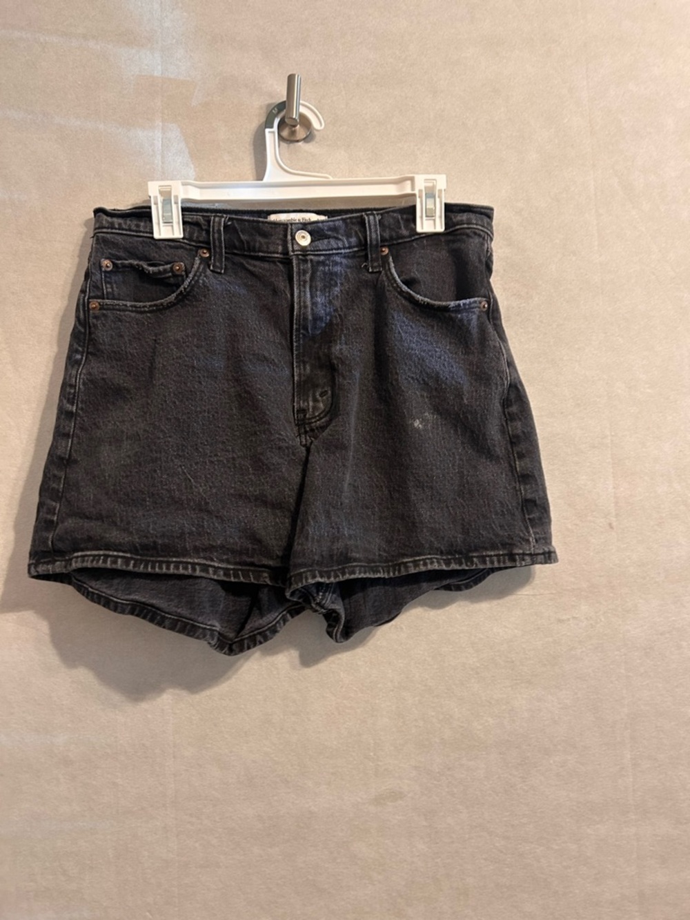 Abercrombie and fitch the Dad shorts hight rise. Black 31/12 stone wash
